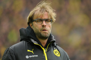 Dortmunds Trainer Jürgen Klopp blickt vor dem Spiel Borussia Dortmund - Borussia Mönchengladbach am 15.03.2014 in die Runde. Foto: Marius Becker/dpa