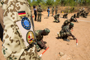 Bundeswehrsoldaten bilden am 07.05.2013 in Koulikoro, in Mali Pioniere der Armee Malis aus. Foto: Maurizio Gambarini/dpa