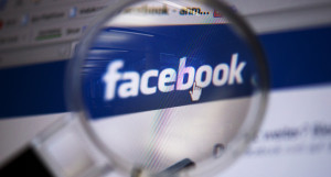 Facebook steht mit seiner neuen Werbefunktion unter Beobachtung. Foto: Arno Burgi/dpa