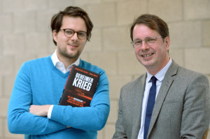 Der Autor Christian Fuchs und sein Kollege John Goetz präsentierten ihr gemeinsames Buch "Geheimer Krieg" im November 2013 in Hamburg. Nun könnten sie für die Recherchen über die US-Geheimdienstaktivitäten den Grimme- oder den Henri Nannen Preis gewinnen.