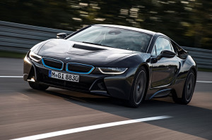 Dieser BMW i8 verfügt laut Hersteller als erstes Fahrzeug weltweit über Laserlicht - es soll bei geringerem Energieverbrauch tausendfach heller als LED-Einheiten sein. (Foto: BMW/dpa)