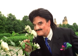 Modezar Rudolph Moshammer riecht am 16.6.1999 im Münchner Hofgarten an blühenden weißen Rosen. Foto: Ursula Düren dpa/lby